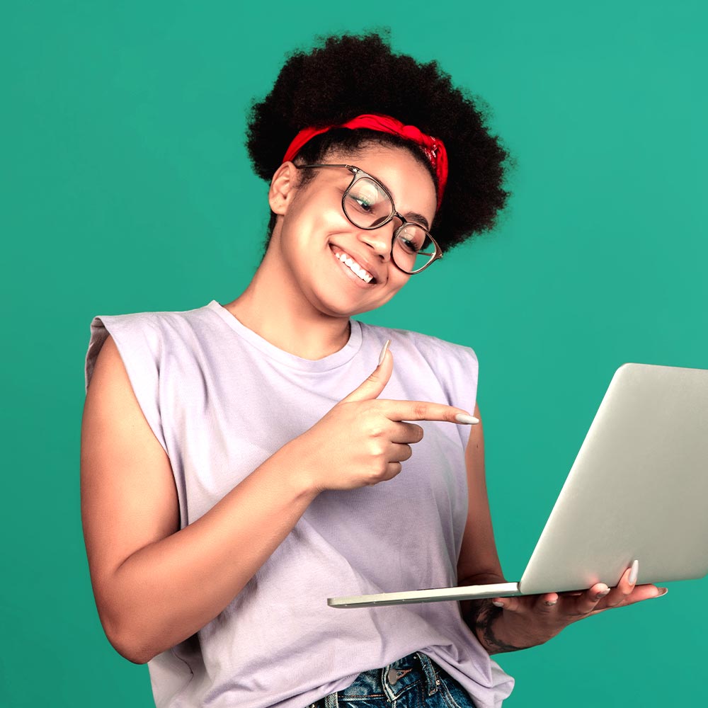 Junge Frau mit Laptop in der Hand